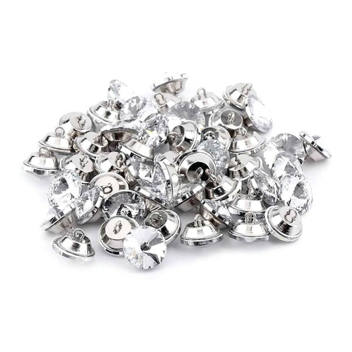 Botón acrílico BTN0620, 20 mm., 50 unds.-BOTONES-Botones de Tapicería de Cristal con Engarce Metálico Eleva la estética de tus muebles tapizados con estos exquisitos botones de cristal. Diseñados para añadir un toque de lujo y sofisticación, estos botones cuentan con un cristal facetado que captura y refleja la luz, creando un efecto brillante y llamativo. Cada botón está engarzado en una base metálica. La parte trasera del botón incorpora un asa metálica, facilitando su fijación en la tapicería y garantiza