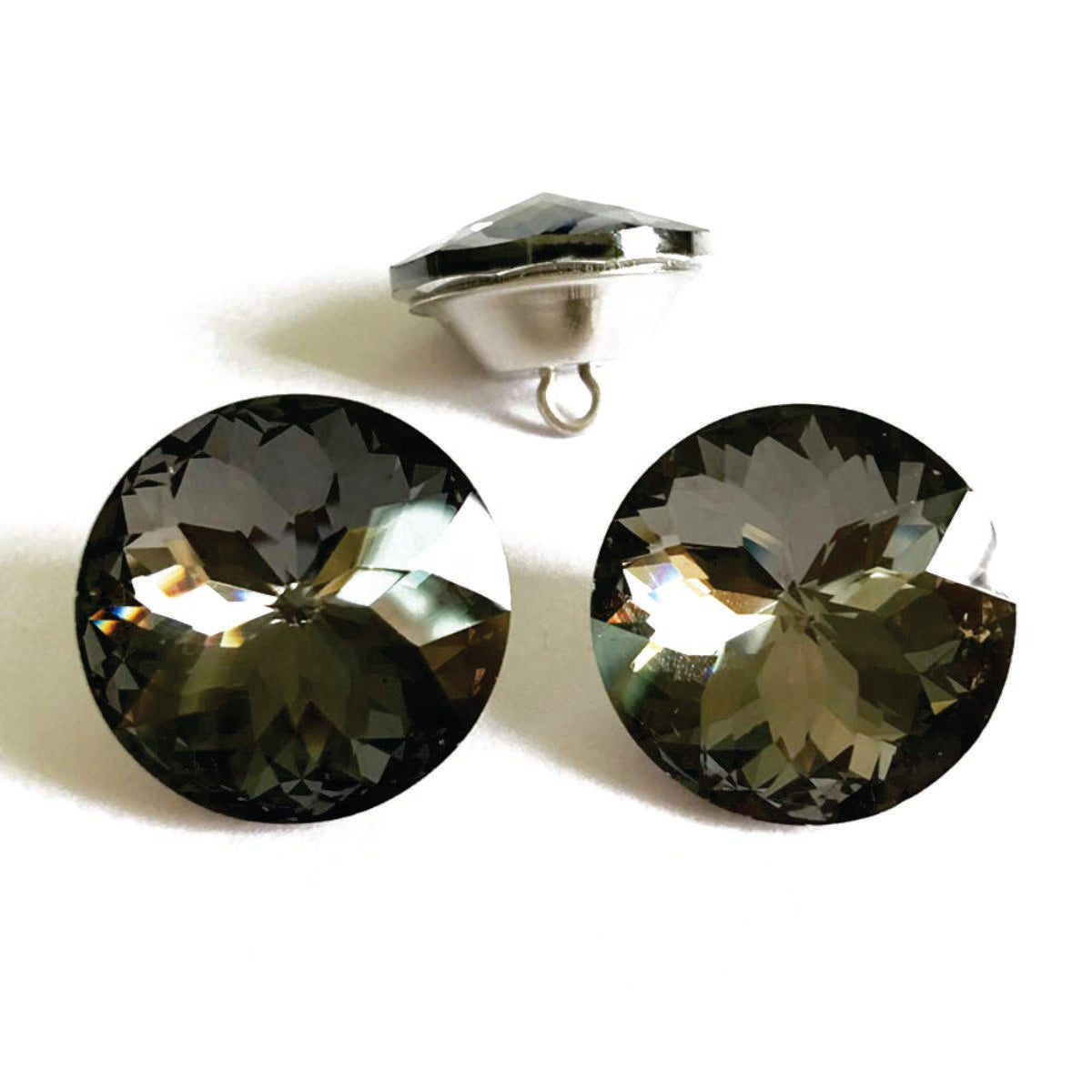 Botón acrílico BTN0620G, 20 mm., 50 unds.-BOTONES-Botones de Tapicería de Cristal con Engarce Metálico Eleva la estética de tus muebles tapizados con estos exquisitos botones de cristal. Diseñados para añadir un toque de lujo y sofisticación, estos botones cuentan con un cristal facetado que captura y refleja la luz, creando un efecto brillante y llamativo. Cada botón está engarzado en una base metálica. La parte trasera del botón incorpora un asa metálica, facilitando su fijación en la tapicería y garantiz