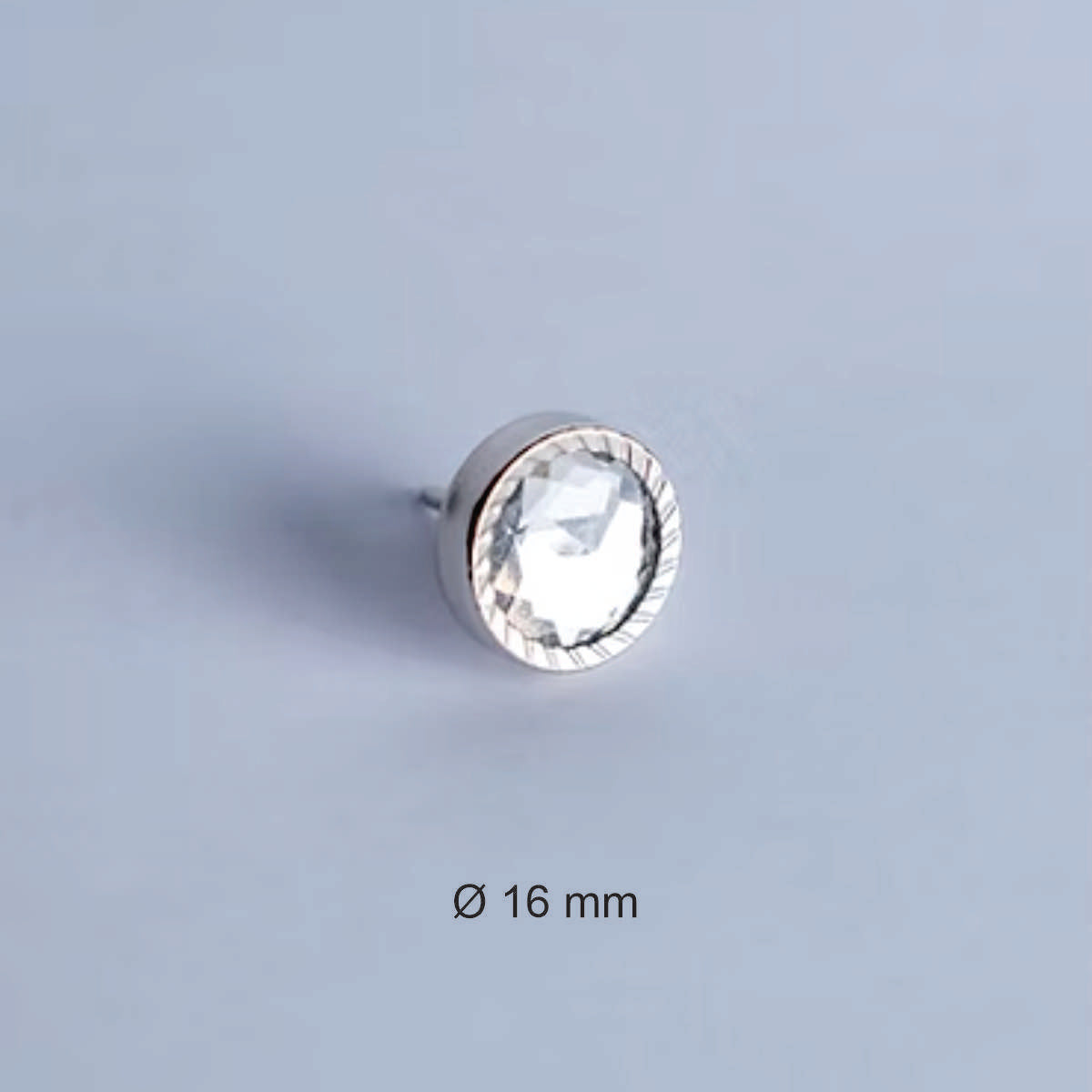 Clavo Tapicero DXC0, 16 mm. , 100 unds.-TACHAS-Clavos Tapiceros Decorativos Dale un toque único y elegante a tus muebles con nuestros clavos tapiceros. Disponibles en una amplia variedad de modelos y colores, estos clavos combinan funcionalidad y estilo, perfectos para resaltar detalles en sofás, sillas, cabeceros y más. Fabricados con materiales de alta calidad, garantizan durabilidad y un acabado profesional. Elige entre diseños clásicos, modernos o vintage para personalizar cada proyecto con precisión y