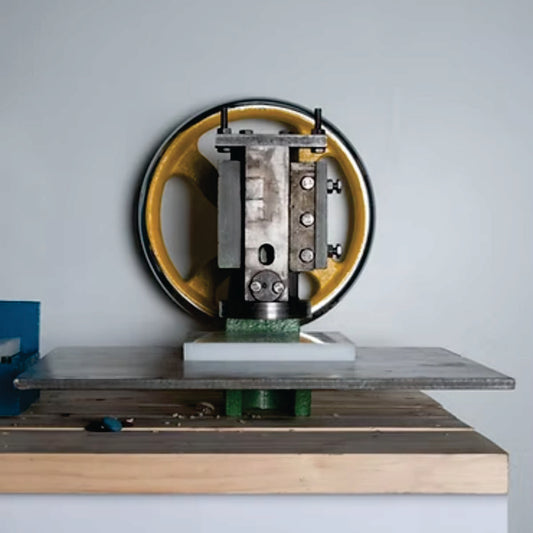 Prensa troqueladora manual  cortar, perforar o dar forma a materiales blandos como cuero, tela, cartón, goma y plástico mediante el uso de troqueles. ZM MHQP