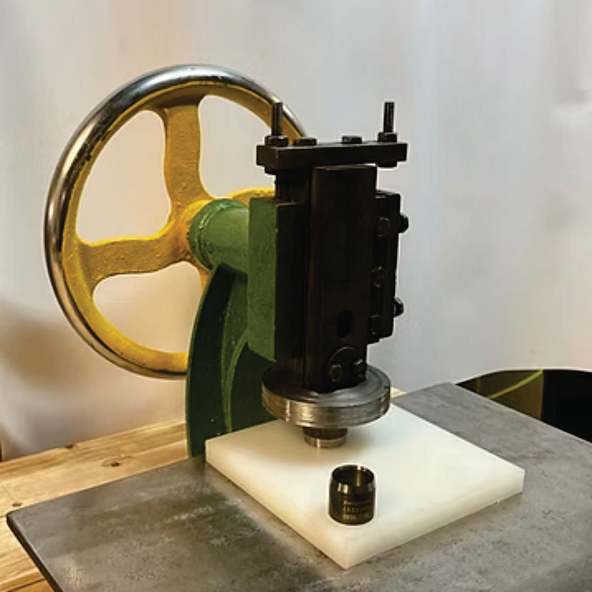 Prensa troqueladora manual  cortar, perforar o dar forma a materiales blandos como cuero, tela, cartón, goma y plástico mediante el uso de troqueles. ZM MHQP