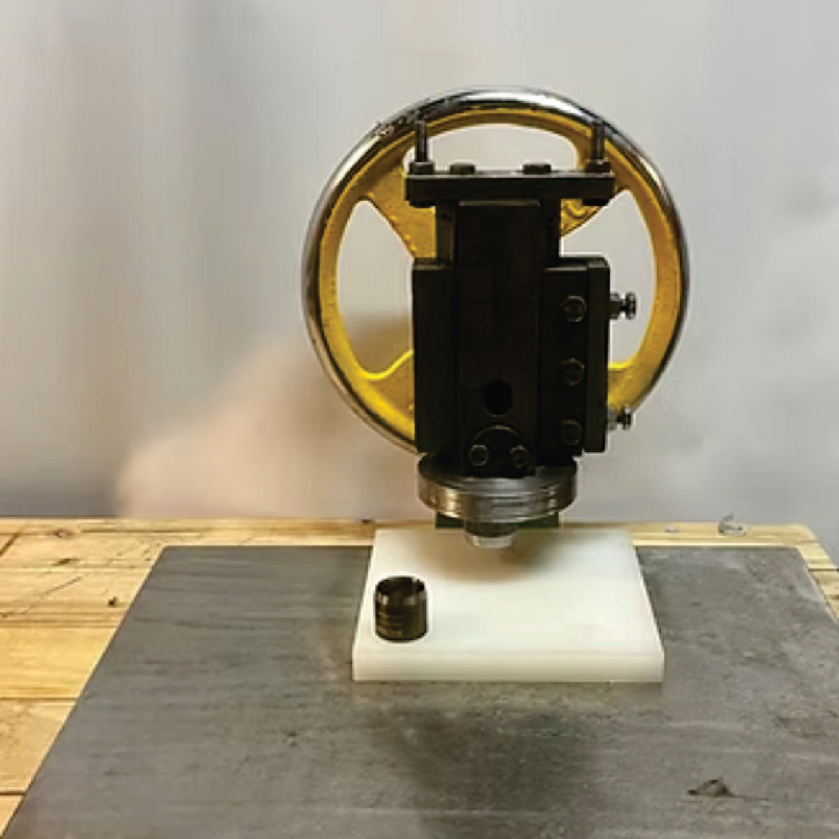 Prensa troqueladora manual  cortar, perforar o dar forma a materiales blandos como cuero, tela, cartón, goma y plástico mediante el uso de troqueles. ZM MHQP