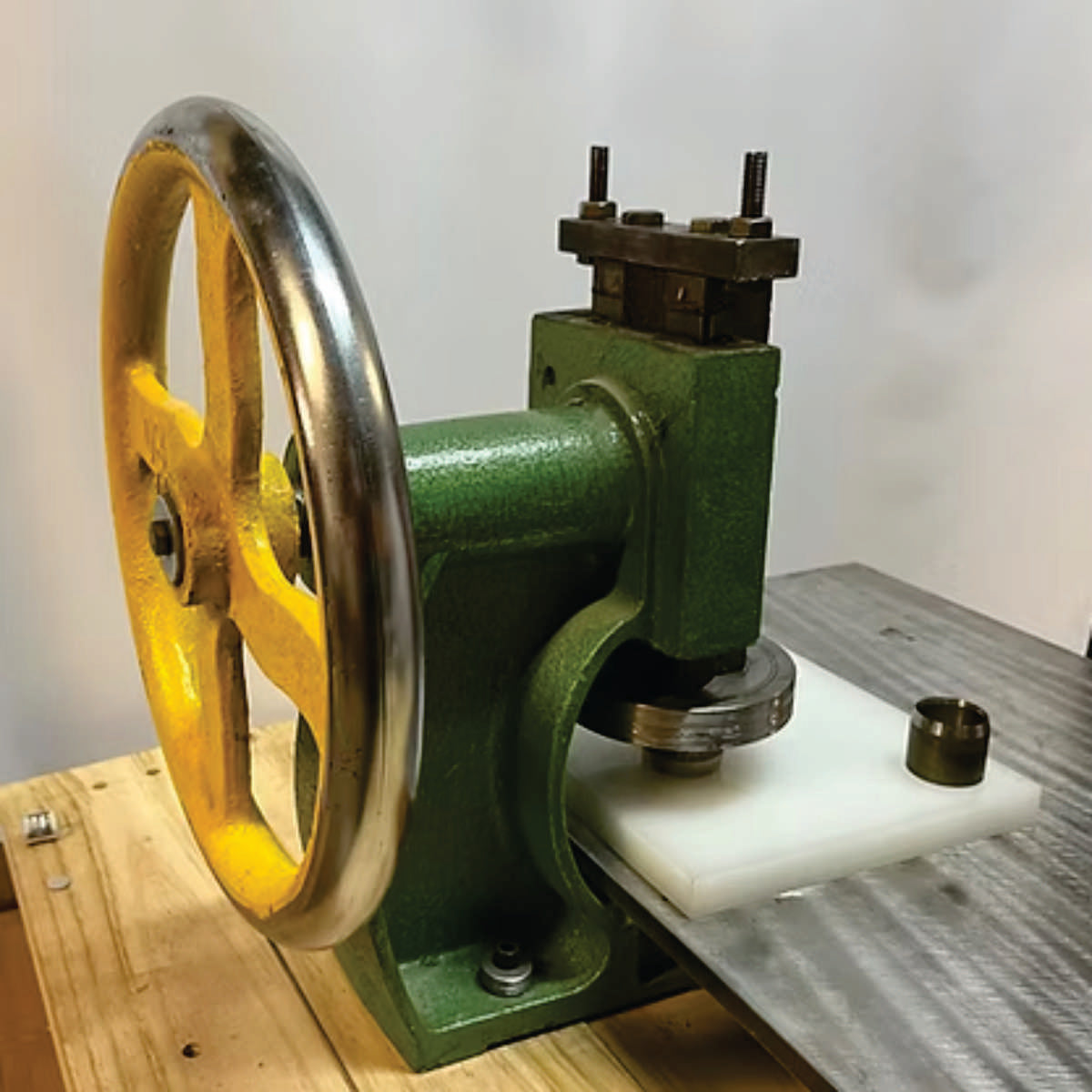 Prensa troqueladora manual  cortar, perforar o dar forma a materiales blandos como cuero, tela, cartón, goma y plástico mediante el uso de troqueles. ZM MHQP