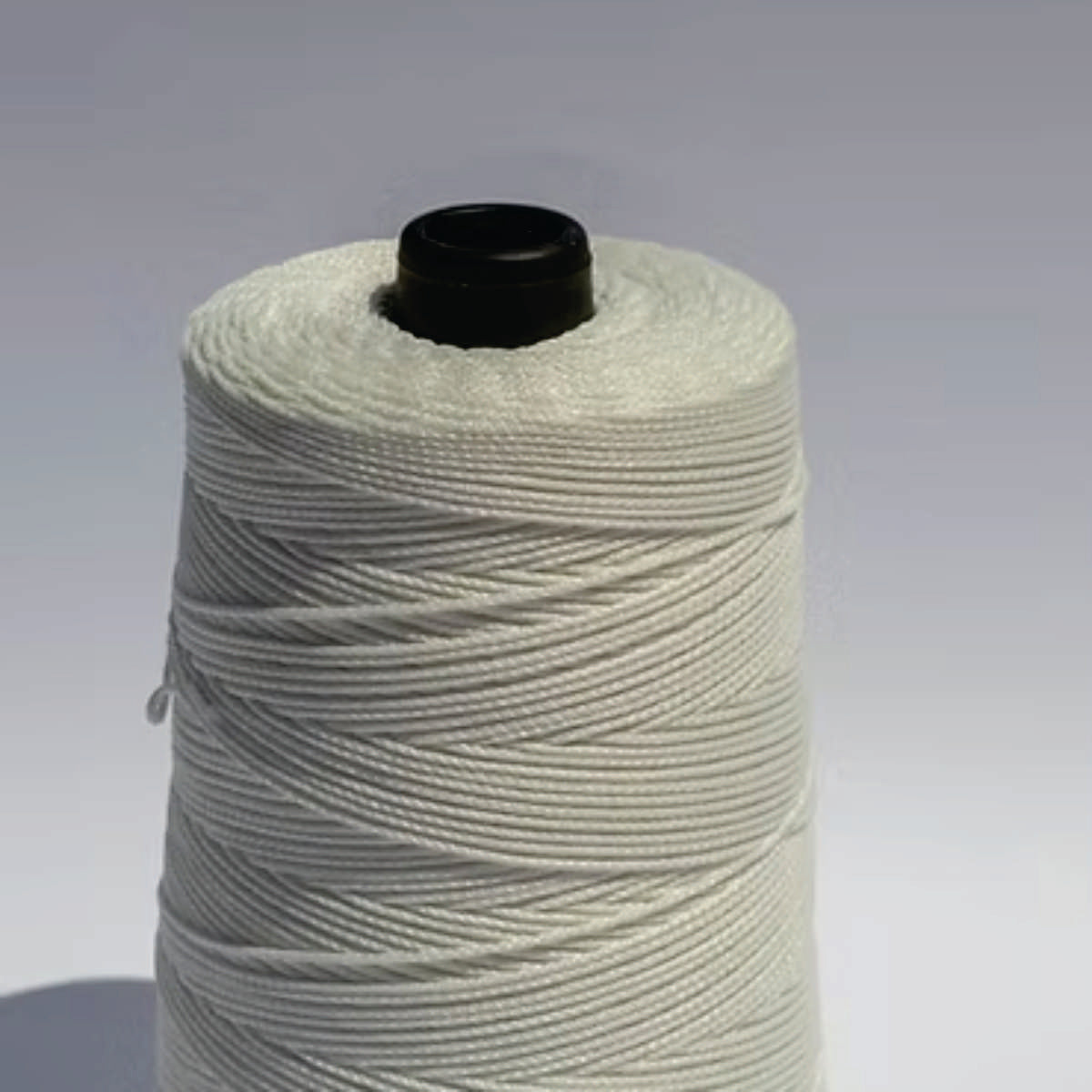 Hilo tapicero, TH01 1 mm Rollo 510 mt-Hilo tapicero diseñado específicamente para trabajos de tapicería y costura industrial. Se caracteriza por su alta resistencia, durabilidad y grosor, lo que lo hace ideal para unir telas gruesas y pesadas como las utilizadas en muebles, automóviles y otros artículos tapizados.-1 unidad-Accesorios-La Tapicería