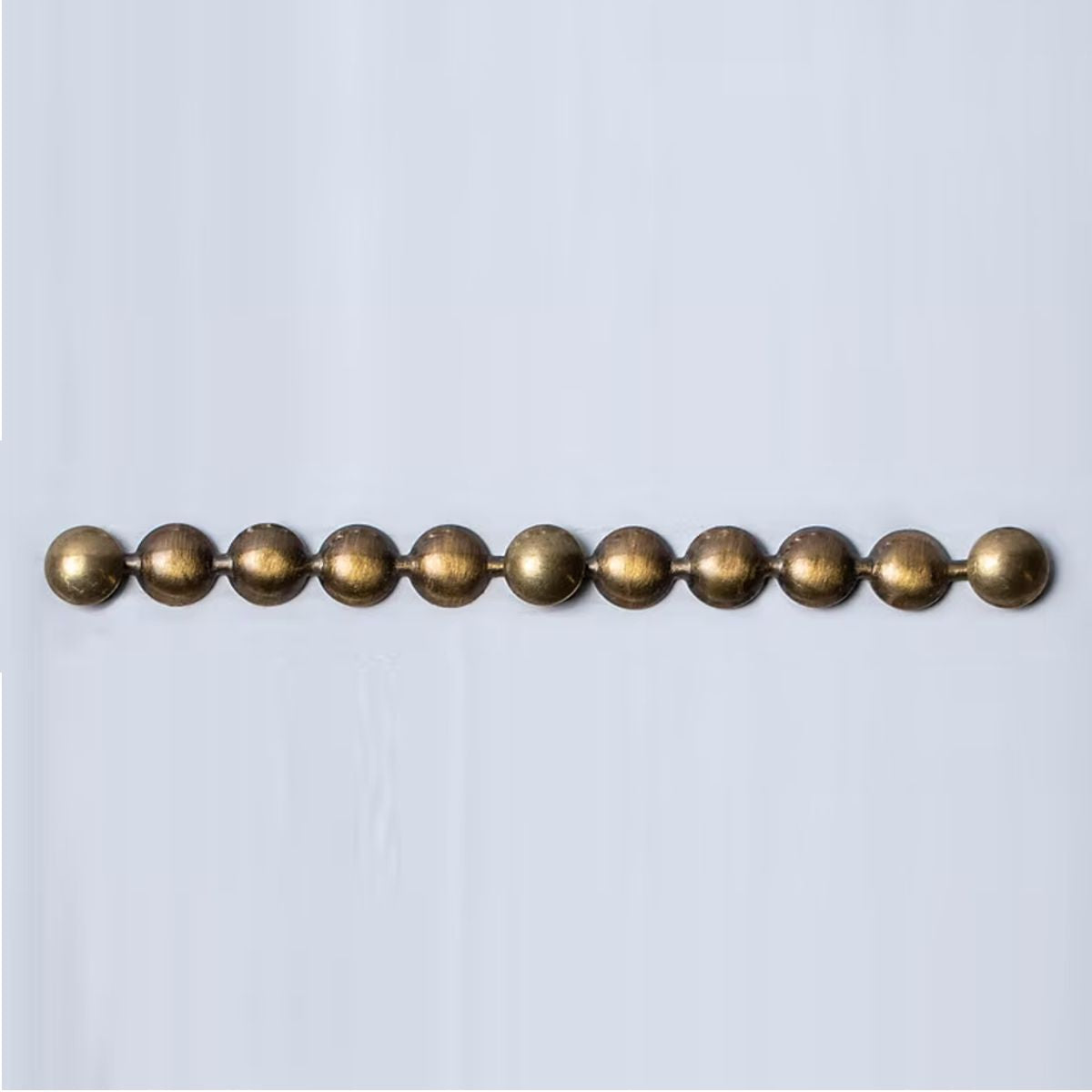 Cordón Clavo YL004, 9,5 mm., 100 cms., 50 unds.-Guirnalda de Clavos Tapiceros AS YL005 Aporta un acabado sofisticado y detallado a tus muebles con la Guirnalda de Clavos Tapiceros AS YL005. Diseñada para facilitar la instalación y mantener una alineación perfecta, esta guirnalda de clavos ofrece un estilo clásico y elegante en cada aplicación. Su acabado envejecido en varios tono le otorga un aire vintage y refinado, ideal para sofás, sillas, cabeceras y otros muebles tapizados. Características: ✔ Diseño en