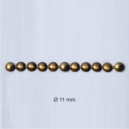 Cordón Clavo YL005, 11 mm., 100 cms.-Tira de Clavos Tapiceros AS YL005 Aporta un acabado sofisticado y detallado a tus muebles. Diseñada para facilitar la instalación y mantener una alineación perfecta, esta guirnalda de clavos ofrece un estilo clásico y elegante en cada aplicación. Su acabado envejecido en varios tono le otorga un aire vintage y refinado, ideal para sofás, sillas, cabeceras y otros muebles tapizados. Características: ✔ Diseño en guirnalda para una instalación rápida y uniforme. ✔ Acabado e