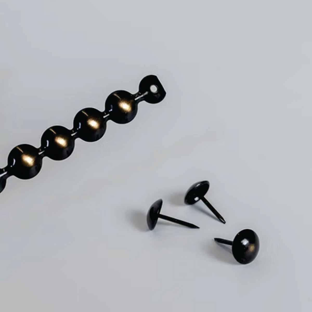 Cordón Clavo YL005, 11 mm., 100 cms., 50 unds.-Tira de Clavos Tapiceros AS YL005 Aporta un acabado sofisticado y detallado a tus muebles . Diseñada para facilitar la instalación y mantener una alineación perfecta, esta guirnalda de clavos ofrece un estilo clásico y elegante en cada aplicación. Su acabado envejecido en varios tono le otorga un aire vintage y refinado, ideal para sofás, sillas, cabeceras y otros muebles tapizados. Características: ✔ Diseño en guirnalda para una instalación rápida y uniforme.