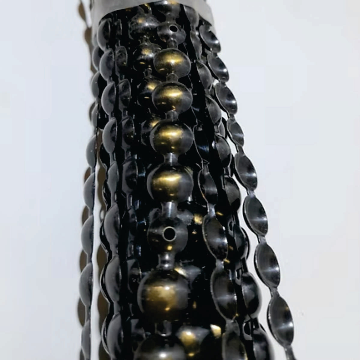 Cordón Clavo YL005, 11 mm., 100 cms., 50 unds.-Tira de Clavos Tapiceros AS YL005 Aporta un acabado sofisticado y detallado a tus muebles . Diseñada para facilitar la instalación y mantener una alineación perfecta, esta guirnalda de clavos ofrece un estilo clásico y elegante en cada aplicación. Su acabado envejecido en varios tono le otorga un aire vintage y refinado, ideal para sofás, sillas, cabeceras y otros muebles tapizados. Características: ✔ Diseño en guirnalda para una instalación rápida y uniforme.