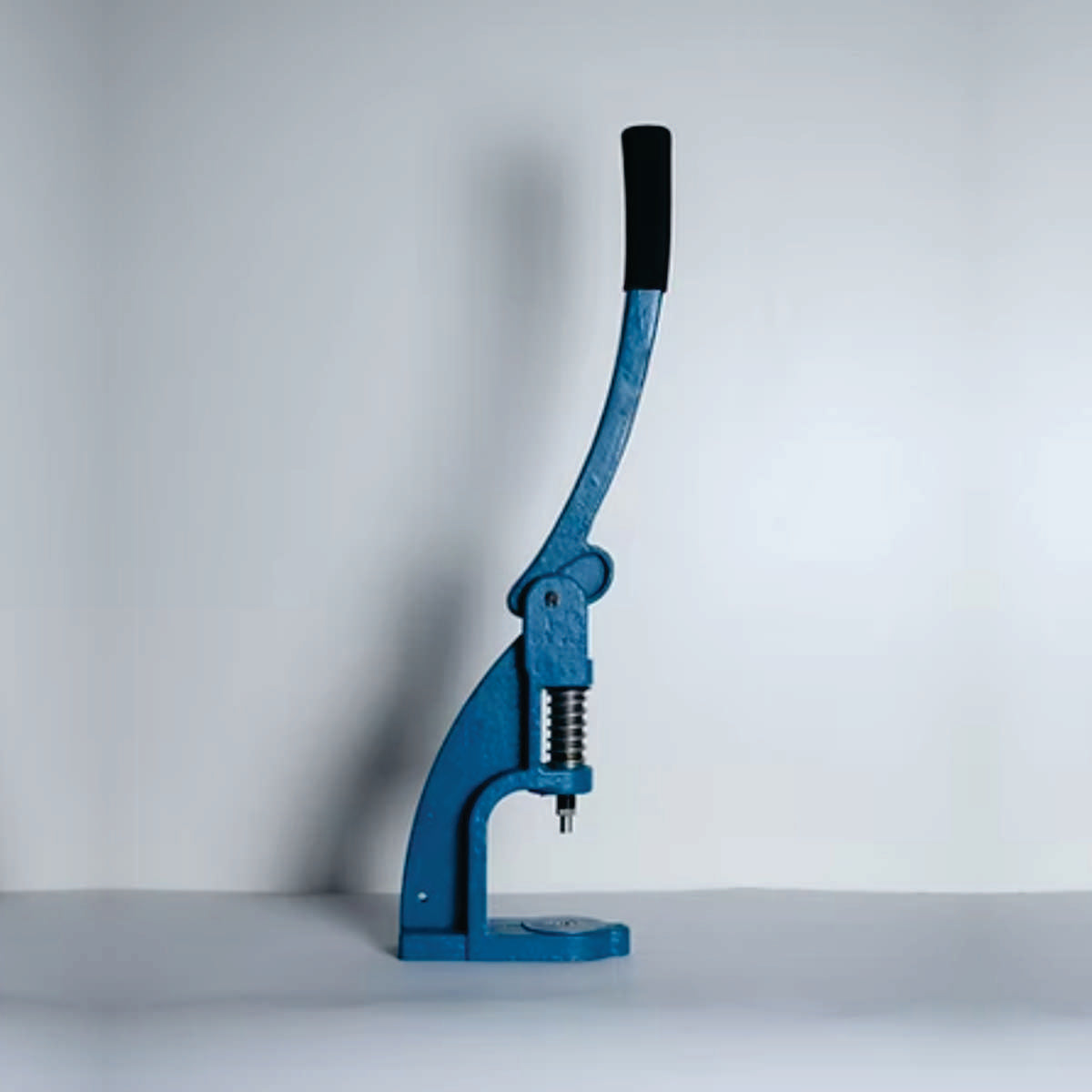 Prensa manual  para aplicar presión controlada en trabajos de tapicería, poner broches para la colocación de botones forrados y fijación. ZM MHCBB