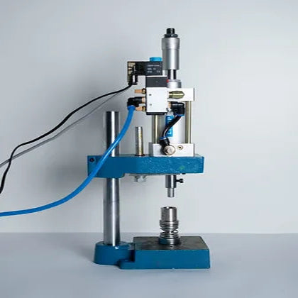 Prensa neumatica MHQD-PRENSA-Prensa neumatica diseñada para aplicar presión controlada en trabajos de tapicería, específicamente para la colocación de botones forrados y otros elementos de fijación. Su diseño compacto y robusto la hace ideal para talleres de tapicería, estudios de diseño y proyectos de bricolaje.-MAQUINAS-La Tapicería