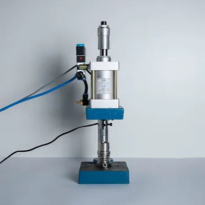 Prensa neumatica MHQD-PRENSA-Prensa neumatica diseñada para aplicar presión controlada en trabajos de tapicería, específicamente para la colocación de botones forrados y otros elementos de fijación. Su diseño compacto y robusto la hace ideal para talleres de tapicería, estudios de diseño y proyectos de bricolaje.-MAQUINAS-La Tapicería