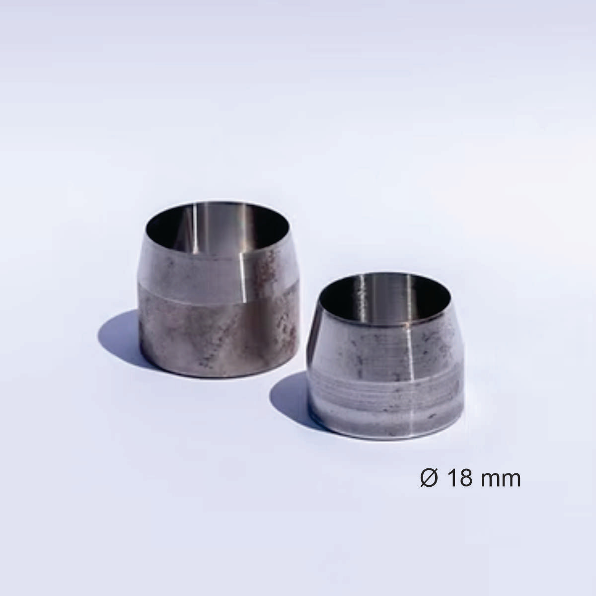 Troquel para botones MSSD, 18 mm-El troquel para botones de tapicería es una herramienta esencial para la fabricación y reparación de muebles tapizados. Se utiliza para cortar y dar forma a la tela que se utilizará para forrar botones, creando un acabado profesional y uniforme.-MAQUINAS-La Tapicería