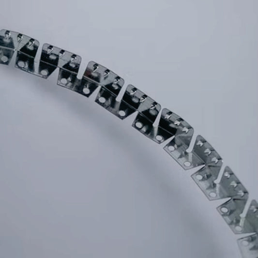 Tack strip, TS, flexible 100 cms., 20 und.-La "Tack Strip Flexible", también conocida como tira de tachuelas flexible, es un accesorio esencial en trabajos de tapicería y confección de muebles. Se trata de una tira metálica delgada y flexible con pequeñas lengüetas o púas pre-perforadas a intervalos regulares. Estas lengüetas permiten fijar telas, cueros u otros materiales de tapicería a la estructura del mueble de forma segura y precisa.-Accesorios-La Tapicería