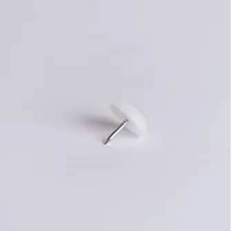 Tapilla plastica TP01, Ø 17 mm, 300 unds.-Tapilla plastica (Clavo patín) redonda de alta resistencia para muebles. Protege en forma efectiva todo tipo de rayones en superficies, como son los pisos flotantes, de madera e incluso cerámicos.-Accesorios-La Tapicería