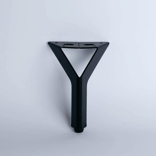 Pata metálica MI-162, 15 Alto-Estas patas están diseñadas para combinar funcionalidad y estilo, ofreciendo soporte sólido y un diseño adaptable a diversos tipos de muebles. Su estructura permite un montaje sencillo y aporta un acabado elegante que se integra perfectamente en cualquier ambiente decorativo. Disponemos de una variedad de formas, alturas y estilos para ajustarse a tus necesidades y preferencias.-1 unidad-La Tapicería