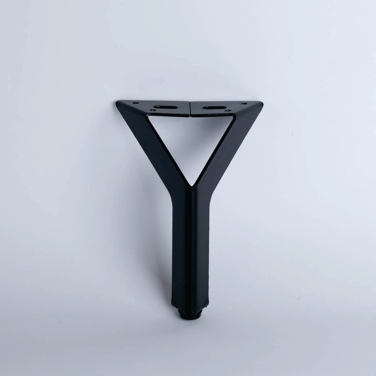 Pata metálica MI-162, 15 Alto-Estas patas están diseñadas para combinar funcionalidad y estilo, ofreciendo soporte sólido y un diseño adaptable a diversos tipos de muebles. Su estructura permite un montaje sencillo y aporta un acabado elegante que se integra perfectamente en cualquier ambiente decorativo. Disponemos de una variedad de formas, alturas y estilos para ajustarse a tus necesidades y preferencias.-1 unidad-La Tapicería