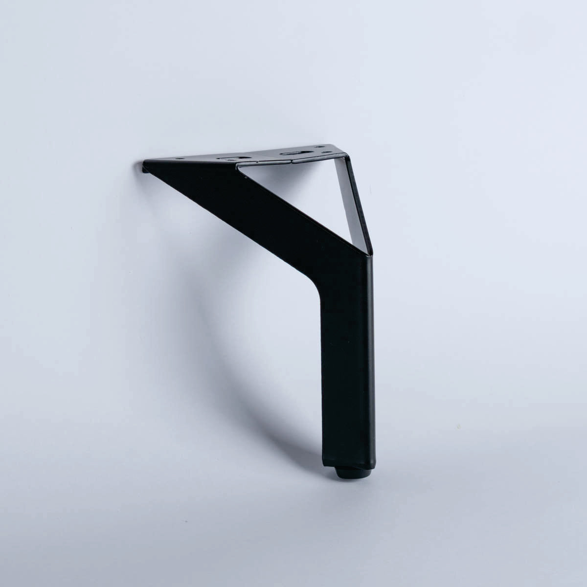 Pata metálica MI-162, 15 Alto-Estas patas están diseñadas para combinar funcionalidad y estilo, ofreciendo soporte sólido y un diseño adaptable a diversos tipos de muebles. Su estructura permite un montaje sencillo y aporta un acabado elegante que se integra perfectamente en cualquier ambiente decorativo. Disponemos de una variedad de formas, alturas y estilos para ajustarse a tus necesidades y preferencias.-1 unidad-La Tapicería