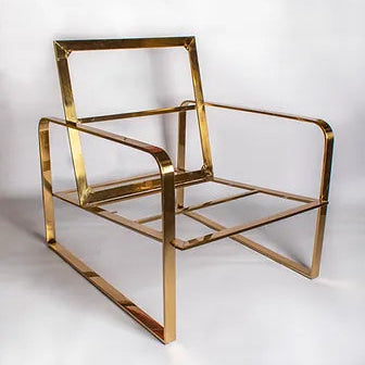 Estructura Sitial MF-86, 85,5 cms Fondo ,73 cms Ancho ,56 cms Alto-Estructura de sofá de estilo moderno y minimalista, diseñada para un asiento individual. La estructura está fabricada con acero inoxidable tubular de acero, y presenta un acabado dorado brillante que le confiere un aspecto lujoso y elegante.-Estructura-La Tapicería
