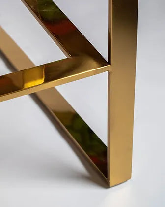 Estructura Sitial MF-86, 85,5 cms Fondo ,73 cms Ancho ,56 cms Alto-Estructura de sofá de estilo moderno y minimalista, diseñada para un asiento individual. La estructura está fabricada con acero inoxidable tubular de acero, y presenta un acabado dorado brillante que le confiere un aspecto lujoso y elegante.-Estructura-La Tapicería