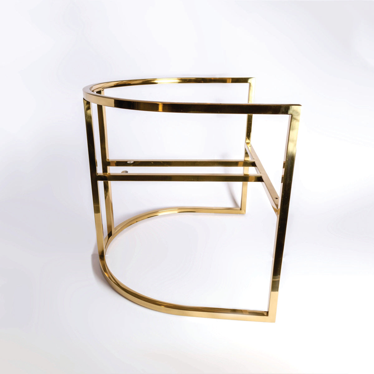 Estructura Sitial MF-87, 53 cms Fondo ,65 cms Ancho ,55 cms Alto-Estructura de sofá de estilo moderno y minimalista, diseñada para un asiento individual. La estructura está fabricada con acero inoxidable tubular de acero, y presenta un acabado dorado brillante que le confiere un aspecto lujoso y elegante.-Estructura-La Tapicería