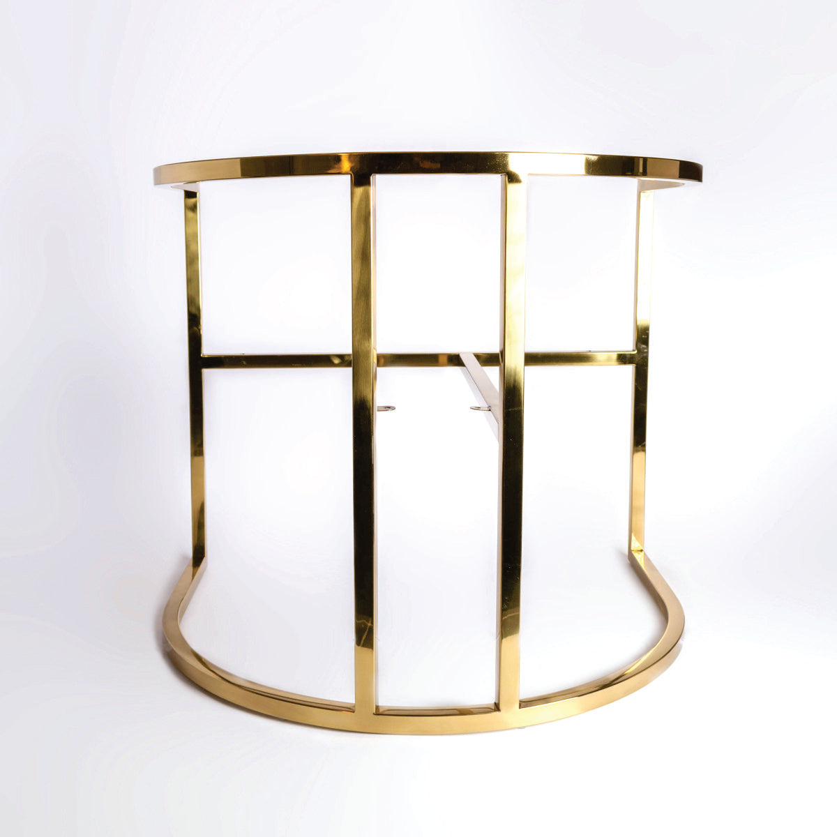 Estructura Sitial MF-87, 53 cms Fondo ,65 cms Ancho ,55 cms Alto-Estructura de sofá de estilo moderno y minimalista, diseñada para un asiento individual. La estructura está fabricada con acero inoxidable tubular de acero, y presenta un acabado dorado brillante que le confiere un aspecto lujoso y elegante.-Estructura-La Tapicería