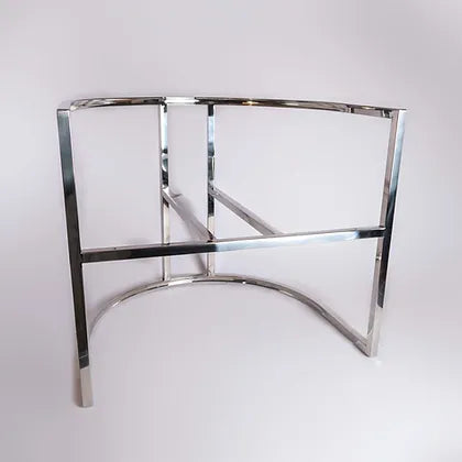 Estructura Sitial MF-87, 53 cms Fondo ,65 cms Ancho ,55 cms Alto-Estructura de sofá de estilo moderno y minimalista, diseñada para un asiento individual. La estructura está fabricada con acero inoxidable tubular de acero, y presenta un acabado plateado brillante que le confiere un aspecto lujoso y elegante.-Estructura-La Tapicería