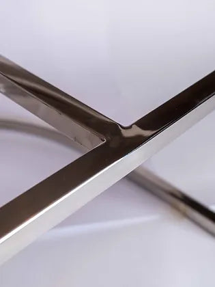 Estructura Sitial MF-87, 53 cms Fondo ,65 cms Ancho ,55 cms Alto-Estructura de sofá de estilo moderno y minimalista, diseñada para un asiento individual. La estructura está fabricada con acero inoxidable tubular de acero, y presenta un acabado plateado brillante que le confiere un aspecto lujoso y elegante.-Estructura-La Tapicería