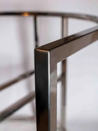 Estructura Sitial MF-87, 53 cms Fondo ,65 cms Ancho ,55 cms Alto-Estructura de sofá de estilo moderno y minimalista, diseñada para un asiento individual. La estructura está fabricada con acero inoxidable tubular de acero, y presenta un acabado plateado brillante que le confiere un aspecto lujoso y elegante.-Estructura-La Tapicería