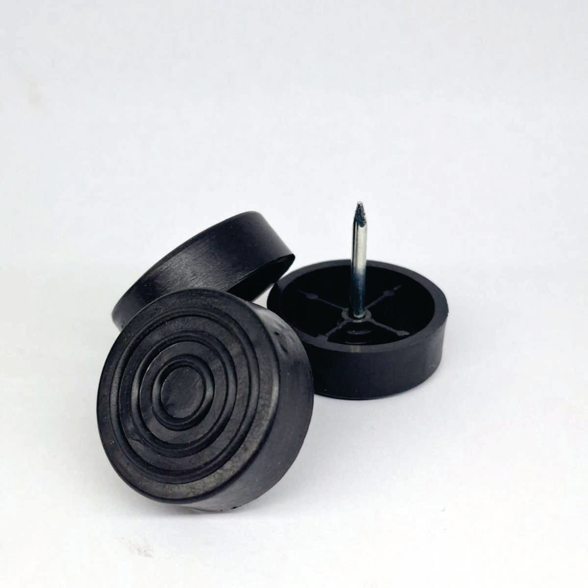 Tapilla plástica TP02, de diámetro Ø 35 mm. Excelente para trabajos en amoblamiento en casa. Esta tapilla entrega un toque formal a tus muebles, conservando una estética en diseño. Cómprala en la Tapicería.