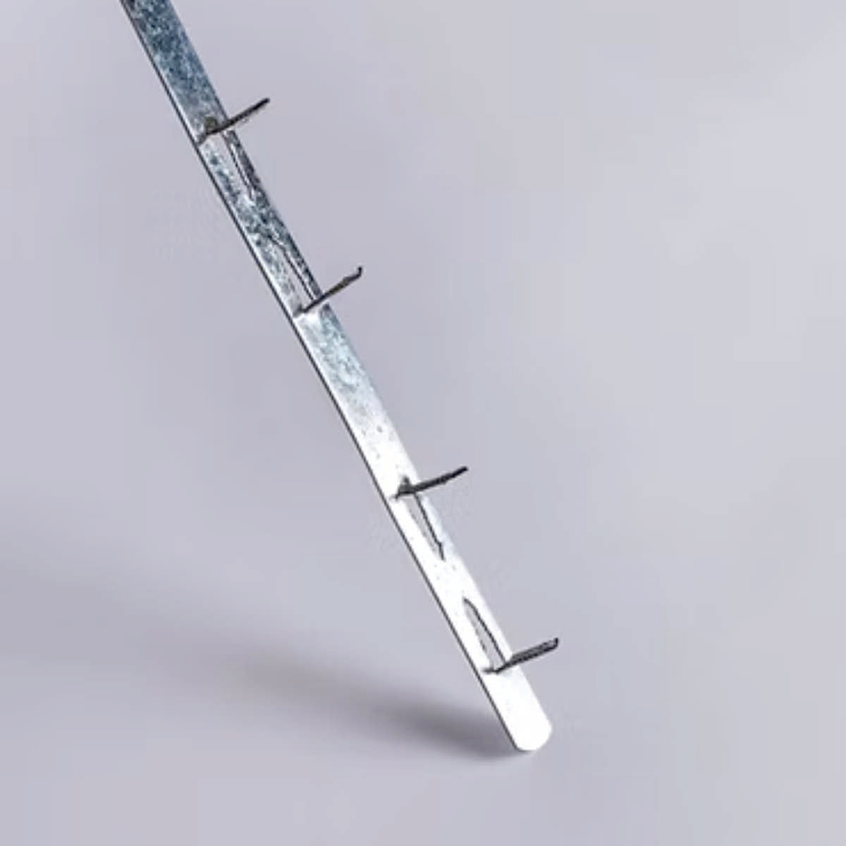 Tack strip TS60P, 60 cm recubierto, 300 und.-La "Tack Strip ", también conocida como tira de tachuelas , es un accesorio esencial en trabajos de tapicería y confección de muebles. Se trata de una tira metálica delgada y flexible con pequeñas lengüetas o púas pre-perforadas a intervalos regulares. Estas lengüetas permiten fijar telas, cueros u otros materiales de tapicería a la estructura del mueble de forma segura y precisa.-Accesorios-La Tapicería