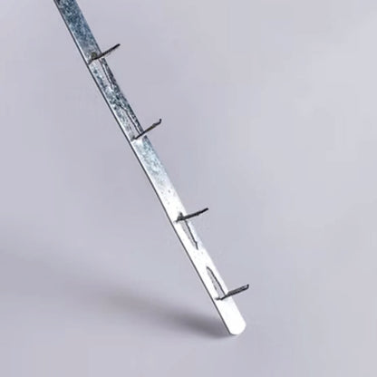 Tack strip TS60P, 60 cm recubierto, 300 und.-La "Tack Strip ", también conocida como tira de tachuelas , es un accesorio esencial en trabajos de tapicería y confección de muebles. Se trata de una tira metálica delgada y flexible con pequeñas lengüetas o púas pre-perforadas a intervalos regulares. Estas lengüetas permiten fijar telas, cueros u otros materiales de tapicería a la estructura del mueble de forma segura y precisa.-Accesorios-La Tapicería