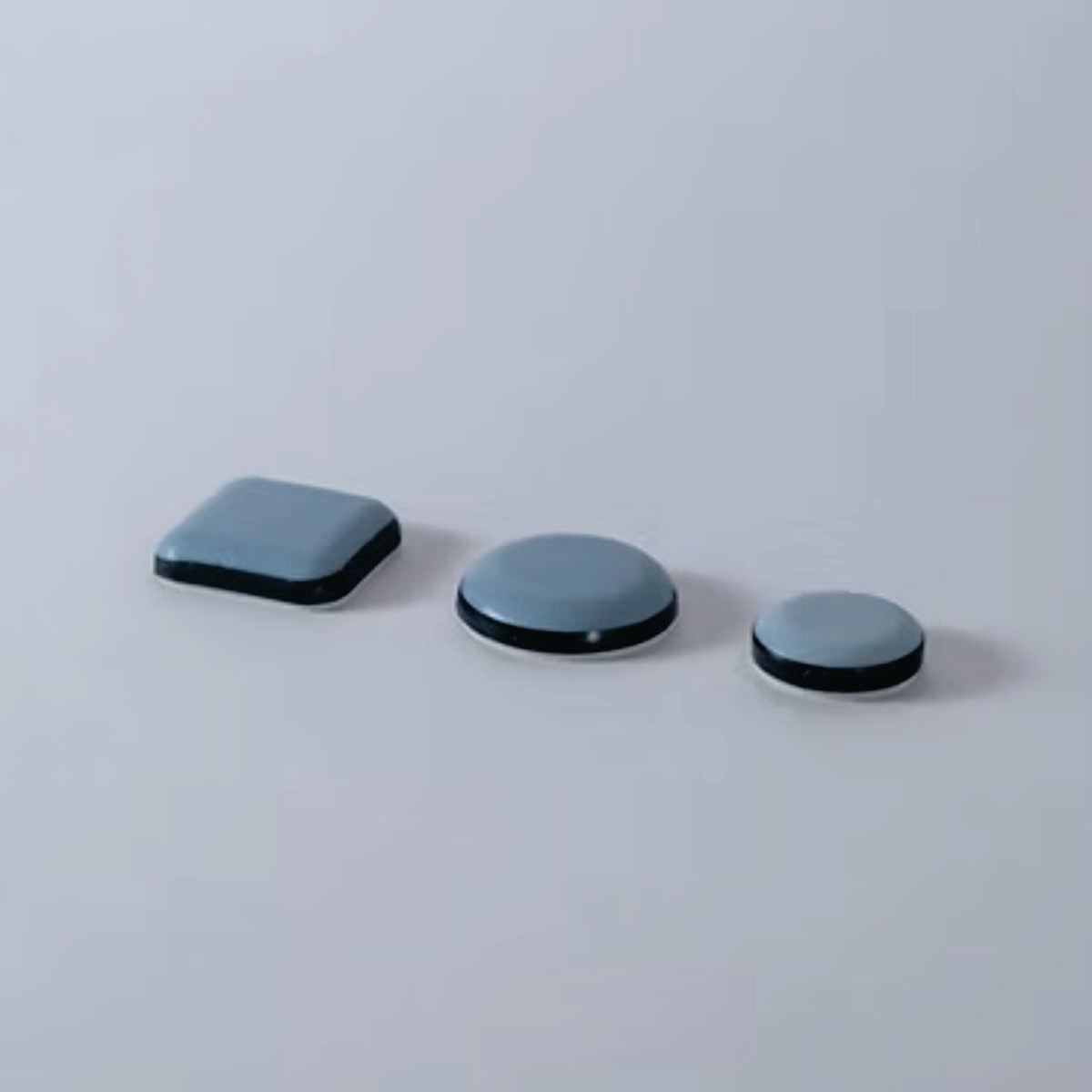 Tapilla TPFE , Ø 20 mm., 50 unds.-Tapilla plastica (Clavo patín) redonda de alta resistencia para muebles. Protege en forma efectiva todo tipo de rayones en superficies, como son los pisos flotantes, de madera e incluso cerámicos.-Accesorios-La Tapicería