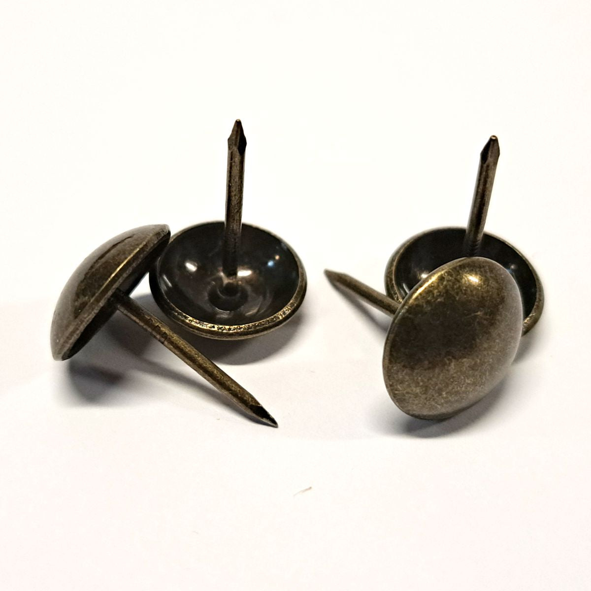 Clavo Tapicero Y012, 14 mm. , 500 unds.-TACHAS-Clavos Tapiceros Decorativos Dale un toque único y elegante a tus muebles con nuestros clavos tapiceros. Disponibles en una amplia variedad de modelos y colores, estos clavos combinan funcionalidad y estilo, perfectos para resaltar detalles en sofás, sillas, cabeceros y más. Fabricados con materiales de alta calidad, garantizan durabilidad y un acabado profesional. Elige entre diseños clásicos, modernos o vintage para personalizar cada proyecto con precisión y 
