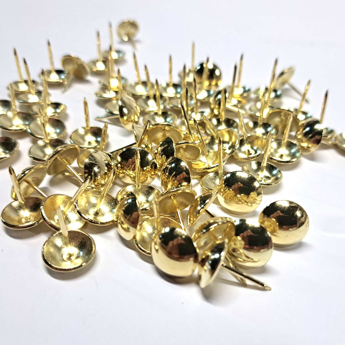 Clavo Tapicero Y012, 14 mm. , 500 unds.-TACHAS-Clavos Tapiceros Decorativos Dale un toque único y elegante a tus muebles con nuestros clavos tapiceros. Disponibles en una amplia variedad de modelos y colores, estos clavos combinan funcionalidad y estilo, perfectos para resaltar detalles en sofás, sillas, cabeceros y más. Fabricados con materiales de alta calidad, garantizan durabilidad y un acabado profesional. Elige entre diseños clásicos, modernos o vintage para personalizar cada proyecto con precisión y 