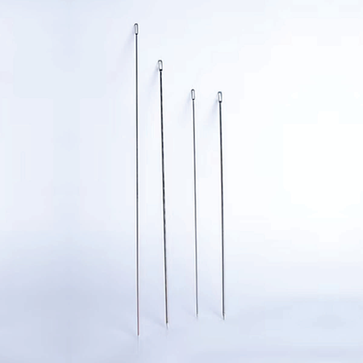 Aguja ojal AG01, 3 mm., 35 cm largo, unidad.-Aguja ojal de alta precisión, ideal para trabajos de tapicería y manualidades que requieren un ojal grande para pasar hilos gruesos o cintas. Permite sujetar y manipular materiales con facilidad. Diseño robusto y duradero para uso prolongado. Características: Material: Acero templado Diseño: Ojal grande Usos: Tapicería, manualidades, costura Funcionalidad: Sujeción y manipulación de materiales con hilos gruesos o cintas Beneficios: Facilidad de enhebrado: Ojal gr