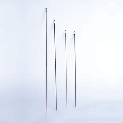 Aguja ojal AG01, 3 mm., 35 cm largo, unidad.-Aguja ojal de alta precisión, ideal para trabajos de tapicería y manualidades que requieren un ojal grande para pasar hilos gruesos o cintas. Permite sujetar y manipular materiales con facilidad. Diseño robusto y duradero para uso prolongado. Características: Material: Acero templado Diseño: Ojal grande Usos: Tapicería, manualidades, costura Funcionalidad: Sujeción y manipulación de materiales con hilos gruesos o cintas Beneficios: Facilidad de enhebrado: Ojal gr
