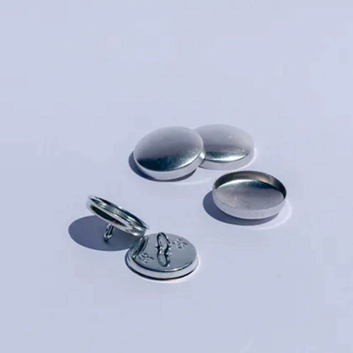 Boton forrar BTF D 18 mm-BOTONES-Botones metálicos de alta calidad, ideales para tapicería y confección. Permiten personalizar tus proyectos forrándolos con la tela de tu elección. Fáciles de usar y con acabado duradero. Características: Material: Metálico Tipo: Botón para forrar Usos: Tapicería, confección, manualidades Personalización: Permite forrar con cualquier tela Beneficios: Versatilidad: Adapta el botón a cualquier diseño. Acabado profesional: Resultados impecables en tus proyectos. Facilidad de us