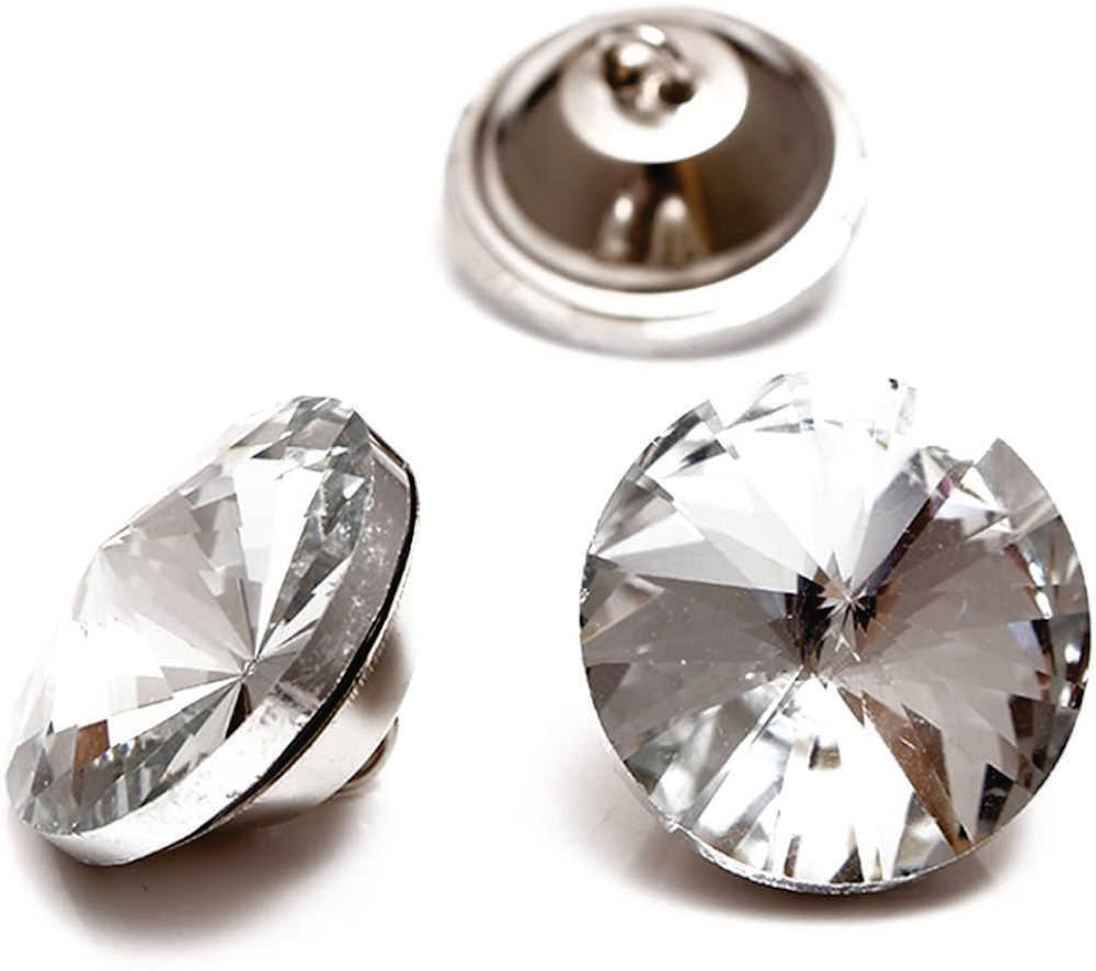 Botón acrílico BTN0620, 20 mm., 50 unds.-BOTONES-Botones de Tapicería de Cristal con Engarce Metálico Eleva la estética de tus muebles tapizados con estos exquisitos botones de cristal. Diseñados para añadir un toque de lujo y sofisticación, estos botones cuentan con un cristal facetado que captura y refleja la luz, creando un efecto brillante y llamativo. Cada botón está engarzado en una base metálica. La parte trasera del botón incorpora un asa metálica, facilitando su fijación en la tapicería y garantiza