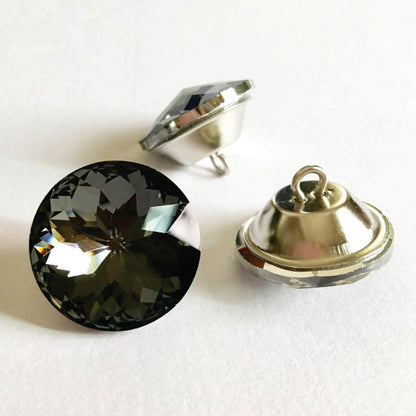 Botón acrílico BTN0620G, 20 mm., 50 unds.-BOTONES-Botones de Tapicería de Cristal con Engarce Metálico Eleva la estética de tus muebles tapizados con estos exquisitos botones de cristal. Diseñados para añadir un toque de lujo y sofisticación, estos botones cuentan con un cristal facetado que captura y refleja la luz, creando un efecto brillante y llamativo. Cada botón está engarzado en una base metálica. La parte trasera del botón incorpora un asa metálica, facilitando su fijación en la tapicería y garantiz