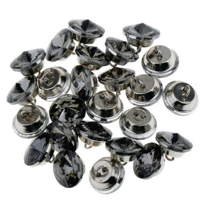 Botón acrílico BTN0620G, 20 mm., 50 unds.-BOTONES-Botones de Tapicería de Cristal con Engarce Metálico Eleva la estética de tus muebles tapizados con estos exquisitos botones de cristal. Diseñados para añadir un toque de lujo y sofisticación, estos botones cuentan con un cristal facetado que captura y refleja la luz, creando un efecto brillante y llamativo. Cada botón está engarzado en una base metálica. La parte trasera del botón incorpora un asa metálica, facilitando su fijación en la tapicería y garantiz