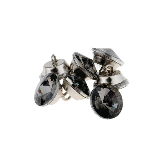 Botón acrílico BTN0620G, 20 mm., 50 unds.-BOTONES-Botones de Tapicería de Cristal con Engarce Metálico Eleva la estética de tus muebles tapizados con estos exquisitos botones de cristal. Diseñados para añadir un toque de lujo y sofisticación, estos botones cuentan con un cristal facetado que captura y refleja la luz, creando un efecto brillante y llamativo. Cada botón está engarzado en una base metálica. La parte trasera del botón incorpora un asa metálica, facilitando su fijación en la tapicería y garantiz