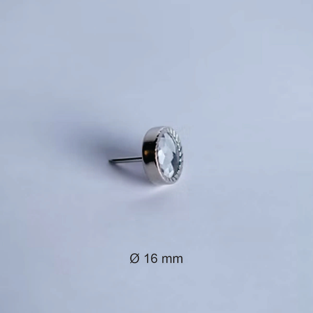 Clavo Tapicero DXC0, 16 mm. , 100 unds.-TACHAS-Clavos Tapiceros Decorativos Dale un toque único y elegante a tus muebles con nuestros clavos tapiceros. Disponibles en una amplia variedad de modelos y colores, estos clavos combinan funcionalidad y estilo, perfectos para resaltar detalles en sofás, sillas, cabeceros y más. Fabricados con materiales de alta calidad, garantizan durabilidad y un acabado profesional. Elige entre diseños clásicos, modernos o vintage para personalizar cada proyecto con precisión y 