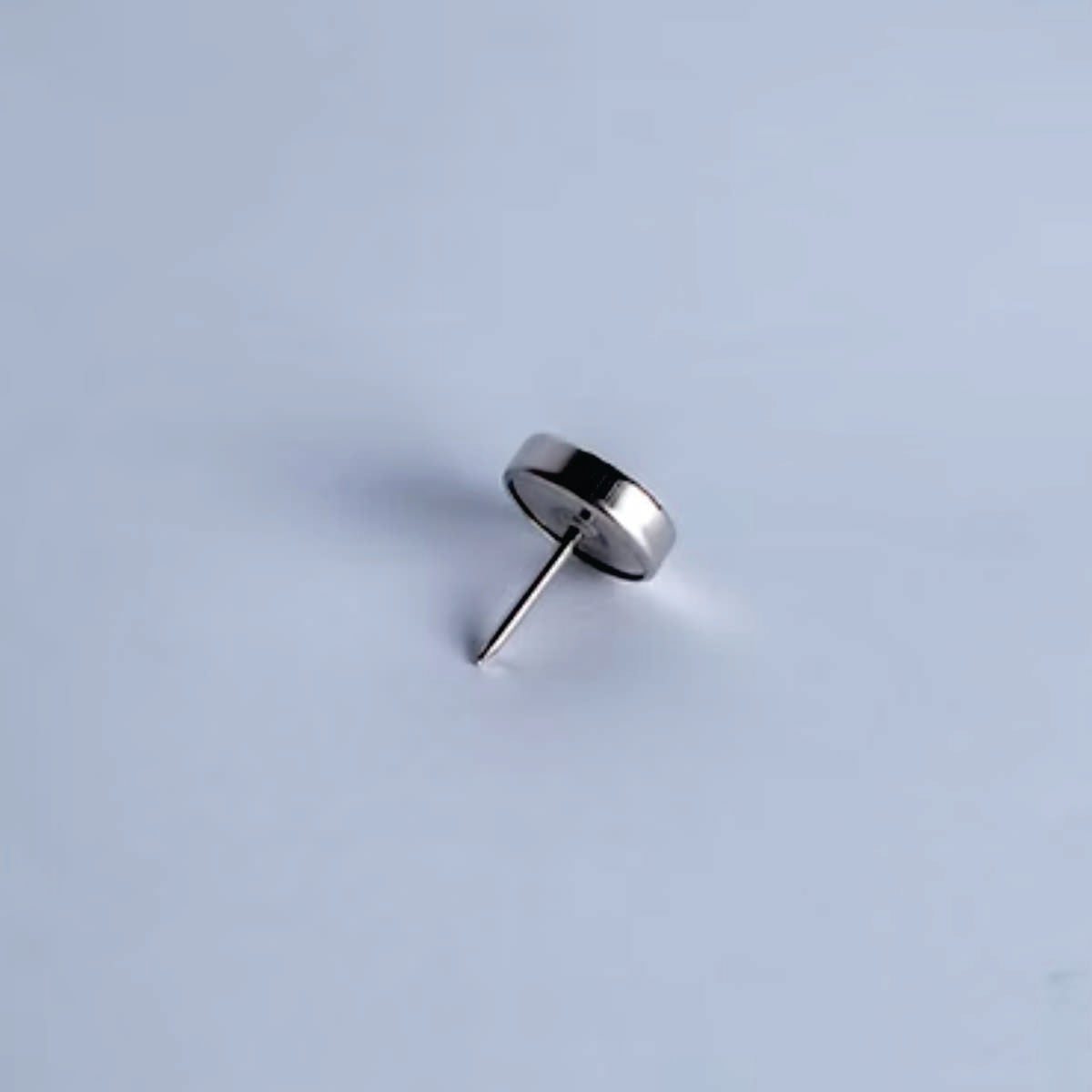 Clavo Tapicero DXC0, 16 mm. , 100 unds.-TACHAS-Clavos Tapiceros Decorativos Dale un toque único y elegante a tus muebles con nuestros clavos tapiceros. Disponibles en una amplia variedad de modelos y colores, estos clavos combinan funcionalidad y estilo, perfectos para resaltar detalles en sofás, sillas, cabeceros y más. Fabricados con materiales de alta calidad, garantizan durabilidad y un acabado profesional. Elige entre diseños clásicos, modernos o vintage para personalizar cada proyecto con precisión y 