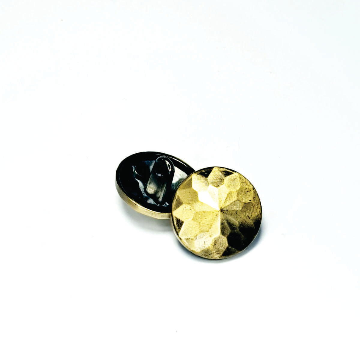 Botón metálico TBY, 25 mm., 20 unds.-BOTONES-Botones metálicos , ideales para una variedad de aplicaciones. Diseño clásico con asa para fácil fijación. Perfectos para proyectos de tapicería, confección y manualidades. Características: Material: Metálico Diseño: Clásico con asa Usos: Tapicería, confección, manualidades Fijación: Fácil fijación con asa Beneficios: Durabilidad: Material resistente para uso prolongado. Versatilidad: Adecuado para múltiples proyectos. Fácil instalación: Asa para fijación sencill