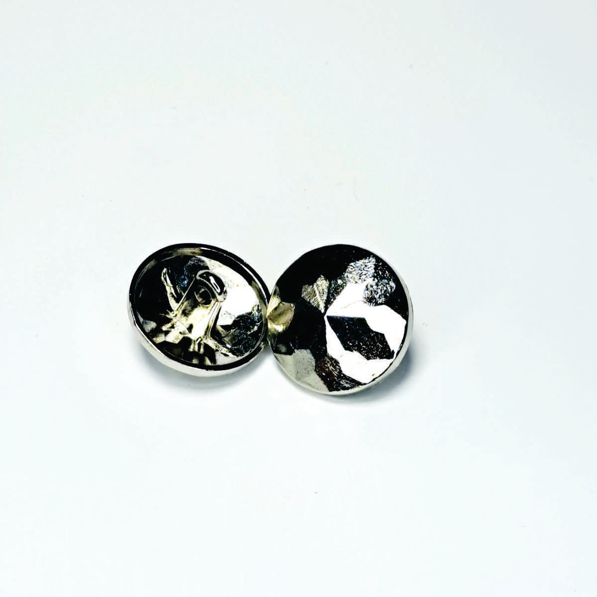 Botón metálico TBY, 25 mm., 20 unds.-BOTONES-Botones metálicos , ideales para una variedad de aplicaciones. Diseño clásico con asa para fácil fijación. Perfectos para proyectos de tapicería, confección y manualidades. Características: Material: Metálico Diseño: Clásico con asa Usos: Tapicería, confección, manualidades Fijación: Fácil fijación con asa Beneficios: Durabilidad: Material resistente para uso prolongado. Versatilidad: Adecuado para múltiples proyectos. Fácil instalación: Asa para fijación sencill