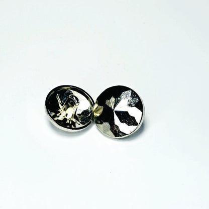 Botón metálico TBY, 25 mm., 20 unds.-BOTONES-Botones metálicos , ideales para una variedad de aplicaciones. Diseño clásico con asa para fácil fijación. Perfectos para proyectos de tapicería, confección y manualidades. Características: Material: Metálico Diseño: Clásico con asa Usos: Tapicería, confección, manualidades Fijación: Fácil fijación con asa Beneficios: Durabilidad: Material resistente para uso prolongado. Versatilidad: Adecuado para múltiples proyectos. Fácil instalación: Asa para fijación sencill