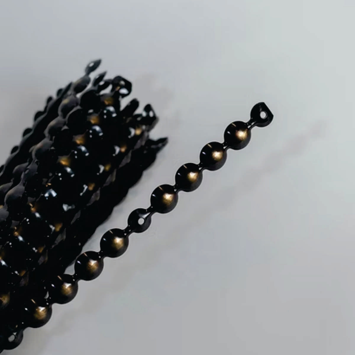 Cordón Clavo YL005, 11 mm., 100 cms., 50 unds.-Tira de Clavos Tapiceros AS YL005 Aporta un acabado sofisticado y detallado a tus muebles . Diseñada para facilitar la instalación y mantener una alineación perfecta, esta guirnalda de clavos ofrece un estilo clásico y elegante en cada aplicación. Su acabado envejecido en varios tono le otorga un aire vintage y refinado, ideal para sofás, sillas, cabeceras y otros muebles tapizados. Características: ✔ Diseño en guirnalda para una instalación rápida y uniforme. 