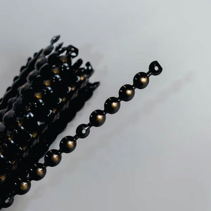 Cordón Clavo YL005, 11 mm., 100 cms., 50 unds.-Tira de Clavos Tapiceros AS YL005 Aporta un acabado sofisticado y detallado a tus muebles . Diseñada para facilitar la instalación y mantener una alineación perfecta, esta guirnalda de clavos ofrece un estilo clásico y elegante en cada aplicación. Su acabado envejecido en varios tono le otorga un aire vintage y refinado, ideal para sofás, sillas, cabeceras y otros muebles tapizados. Características: ✔ Diseño en guirnalda para una instalación rápida y uniforme. 