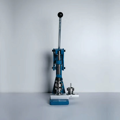 Prensa manual para presión controlada en trabajos de tapicería, específicamente para la colocación de botones forrados y otros elementos de fijación.ZM MHDD