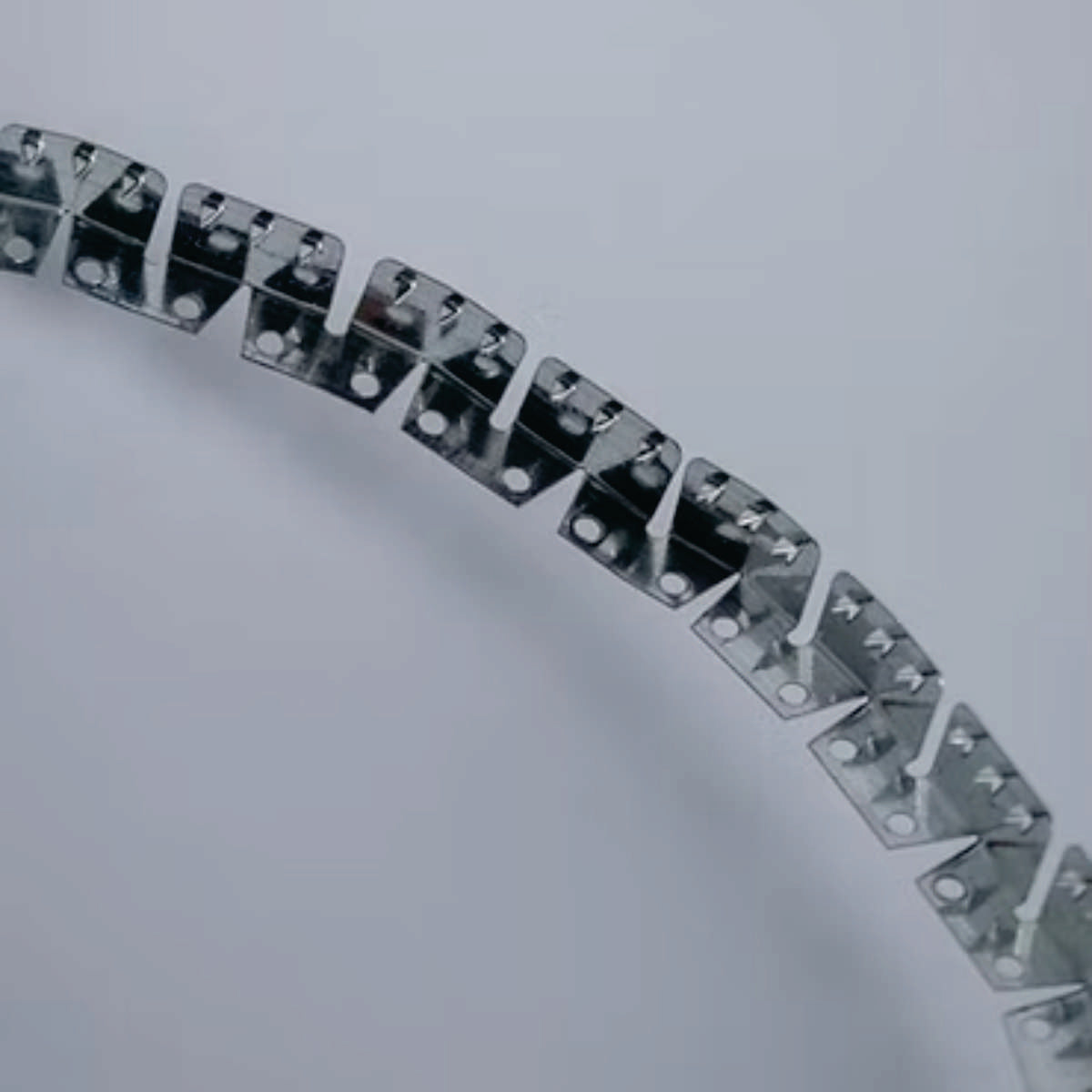 Tack strip, TS, flexible 100 cms., 20 und.-La "Tack Strip Flexible", también conocida como tira de tachuelas flexible, es un accesorio esencial en trabajos de tapicería y confección de muebles. Se trata de una tira metálica delgada y flexible con pequeñas lengüetas o púas pre-perforadas a intervalos regulares. Estas lengüetas permiten fijar telas, cueros u otros materiales de tapicería a la estructura del mueble de forma segura y precisa.-Accesorios-La Tapicería